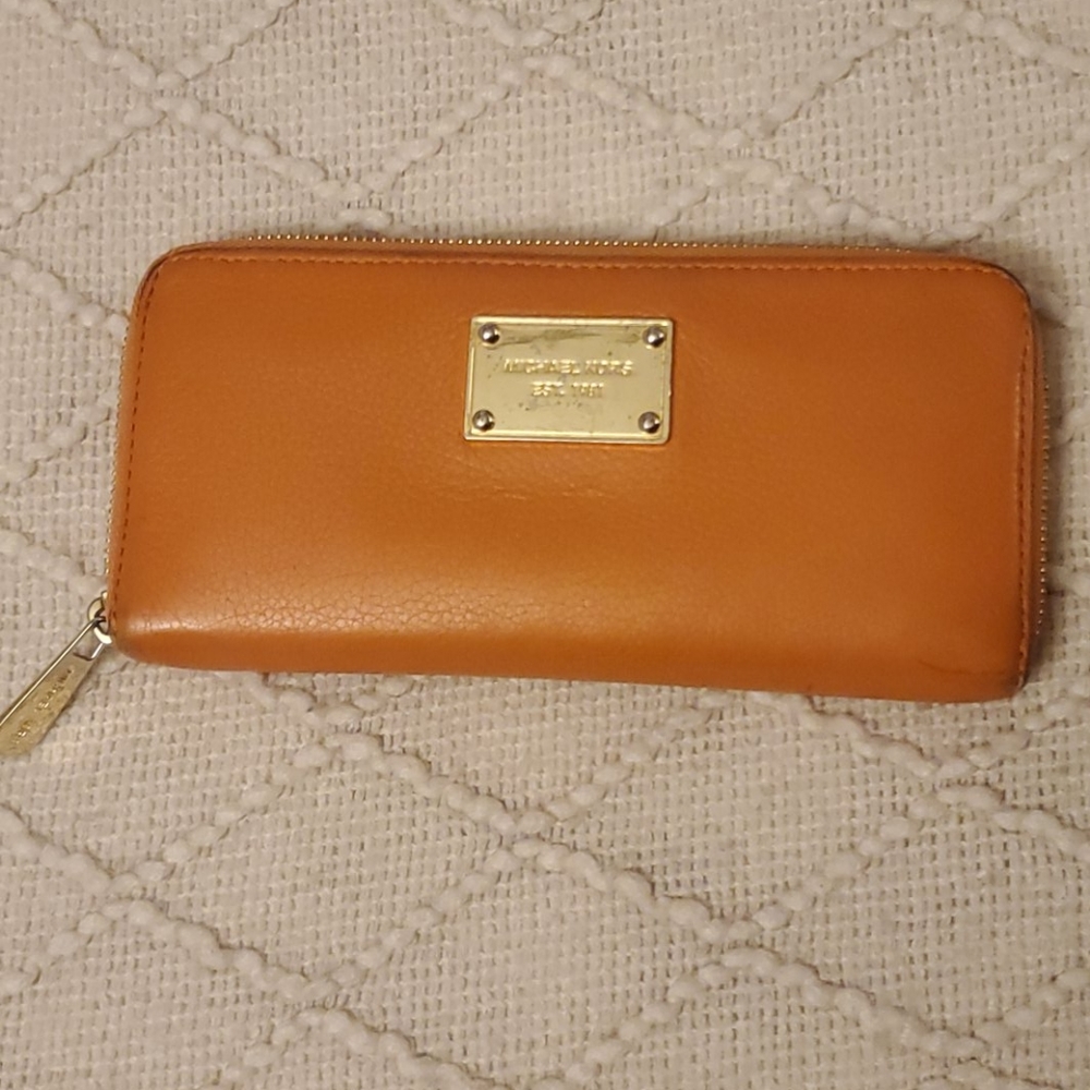 SALE 🎉 Michael Kors Wallet